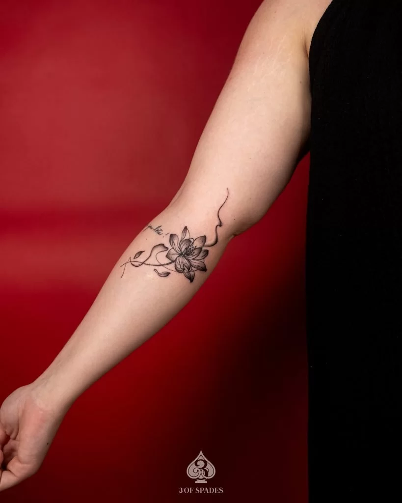 Mỉcro-blackwork Lotus Tattoo1