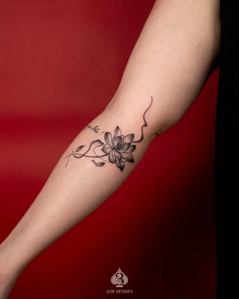 Mỉcro-blackwork Lotus Tattoo2