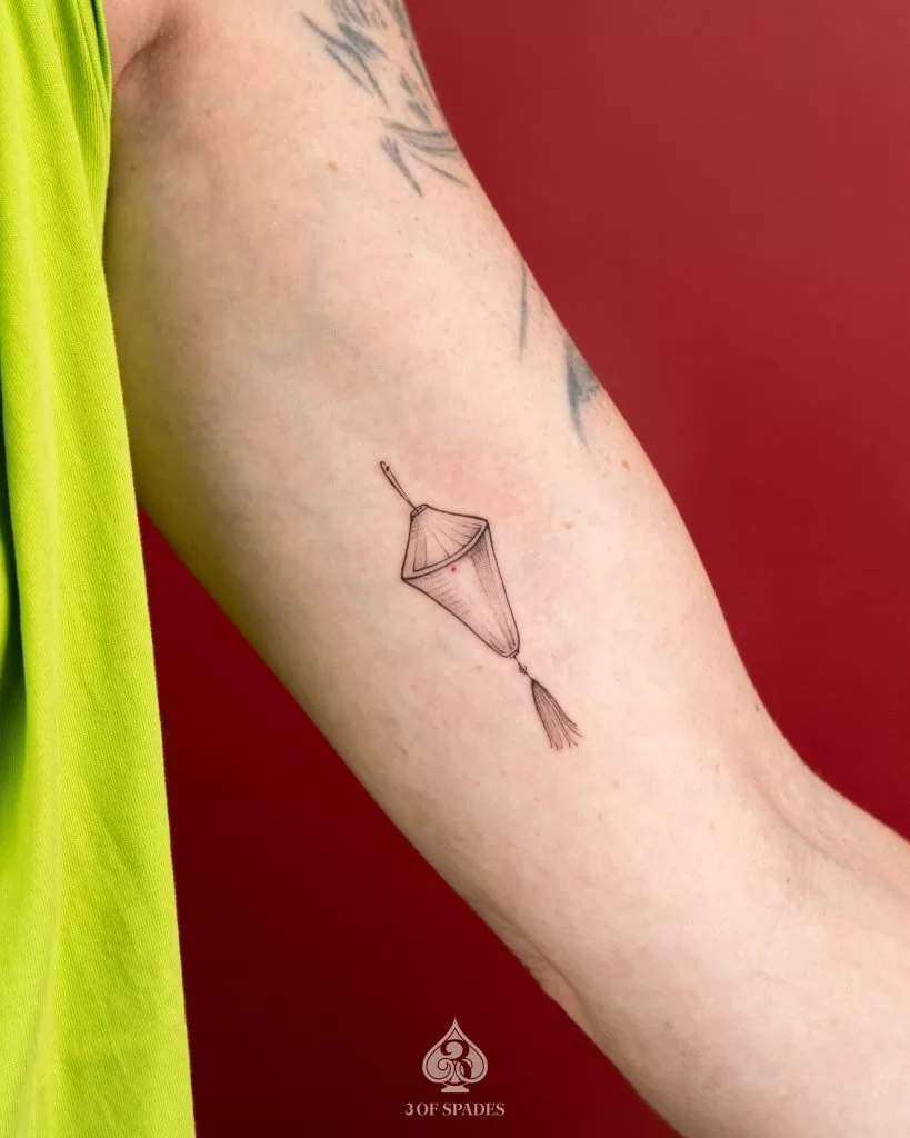 Minimalism Lantern Tattoo1