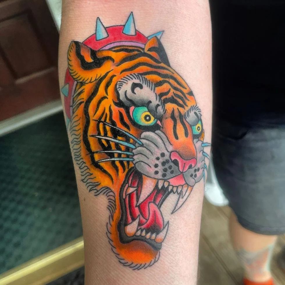 Oldschool Tiger Tattoo Suitable for tiger heads, vertical crawling tigers and medium-sized traditional compositions.