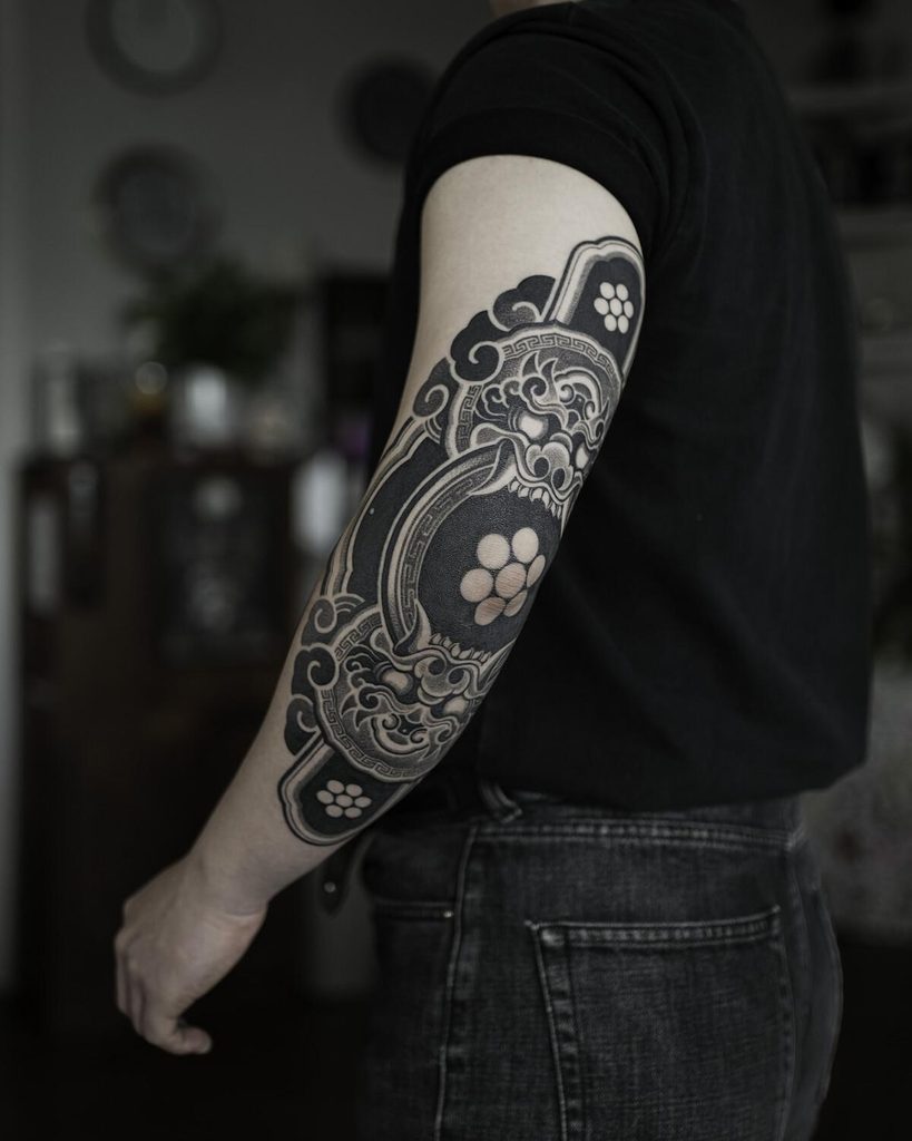 Blackwork Tattoo History examines the use of predominantly black tattoo pigment 